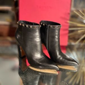 VALENTINO Authentic Rockstud boots sz 39, worn once. Beautiful condition